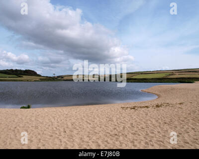 Loe Bar Strand trennt Loe Pool aus dem Meer, Penrose, Cornwall, UK Stockfoto