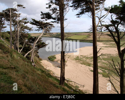 Loe Bar Strand trennt Loe Pool aus dem Meer, Penrose, Cornwall, UK Stockfoto