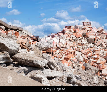 Beton und Ziegel Bauschutt Derbis auf Baustelle Stockfoto