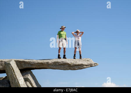 Zwei ältere Wanderer auf den Cantilever Felsen auf Glyder Fach in Snowdonia-Nationalpark, Wales, UK, Großbritannien Stockfoto