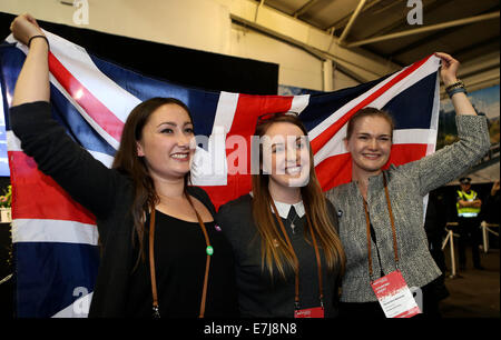 Edinburgh, Schottland. 19. Sep, 2014. "Nein" Kampagne Fans jubeln für die Ergebnisse der neuesten Umfrage des schottischen Unabhängigkeitsreferendum in Royal Highland Centre, Edinburgh, Schottland auf Sept.19, gewann 2014.The "Nein" Kampagne die schottischen Volksabstimmung am Freitag, das Gebiet innerhalb des Vereinigten Königreichs zu halten. Bildnachweis: Han Yan/Xinhua/Alamy Live-Nachrichten Stockfoto