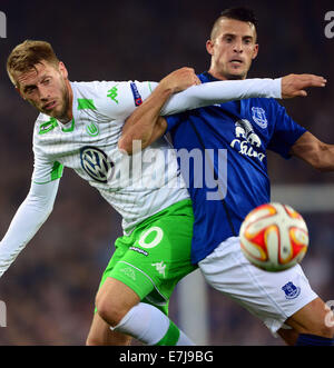 Liverpool, Vereinigtes Königreich. 18. Sep, 2014. Everton? s Kevin Mirallas (R) und Aaron Hunt von Wolfsburg um die Kugel während der UEFA Europa League-Gruppe H-Fußballspiel zwischen FC Everton und VfL Wolfsburg im Goodison Park, Liverpool, Großbritannien, 18. September 2014 wetteifern. © Dpa picture-Alliance/Alamy Live News Stockfoto