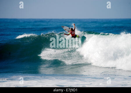 San Clemente, Kalifornien, USA. 18. Sep, 2014. Australische Sally Fitzgibbons Surfen am letzten Tag des Wettbewerbs während der ASP WCT Swatch Frauen Pro Surf Contest, befindet sich am unteren Böcke, San Clemente, CA am 18. September 2014. Bildnachweis: Benjamin Ginsberg/Alamy Live-Nachrichten Stockfoto