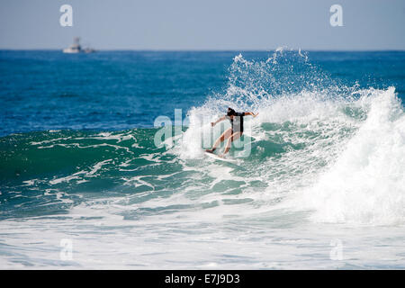 San Clemente, Kalifornien, USA. 18. Sep, 2014. Johanne Defay von Frankreich Surfen am letzten Tag des Wettbewerbs während der ASP WCT Swatch Frauen Pro Surf Contest, befindet sich am unteren Böcke, San Clemente, CA am 18. September 2014. Bildnachweis: Benjamin Ginsberg/Alamy Live-Nachrichten Stockfoto