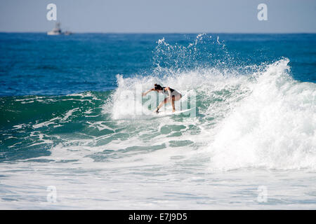 San Clemente, Kalifornien, USA. 18. Sep, 2014. Johanne Defay von Frankreich Surfen am letzten Tag des Wettbewerbs während der ASP WCT Swatch Frauen Pro Surf Contest, befindet sich am unteren Böcke, San Clemente, CA am 18. September 2014. Bildnachweis: Benjamin Ginsberg/Alamy Live-Nachrichten Stockfoto