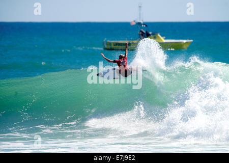 San Clemente, Kalifornien, USA. 18. Sep, 2014. Stephanie Gilmore Australiens versorgt ihren Weg der konstituierenden ASP WCT Swatch Frauen Pro Surf Contest, befindet sich am unteren Böcke, San Clemente, CA am 18. September 2014 zu gewinnen. Bildnachweis: Benjamin Ginsberg/Alamy Live-Nachrichten Stockfoto