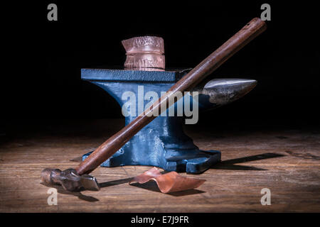 Falte gebildet Kupfer, Hammer und Bank Amboss. Stockfoto