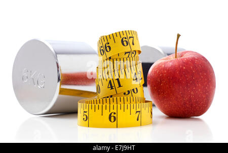 Gym Hanteln mit einem Apfel und Maßband Stockfoto