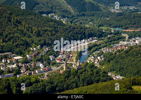 Luftbild, Lennetal Tal und Burg Burg Altena, Altena, Sauerland, Nordrhein-Westfalen, Deutschland Stockfoto