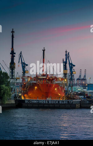 Der Hamburger Hafen mit Tanker in "Elbe 17" Trockendock, Hamburg, Deutschland Stockfoto