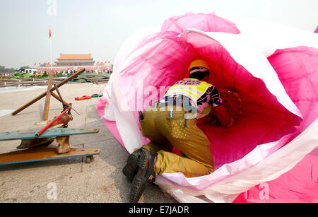 Peking, China. 19. Sep, 2014. Ein Arbeiter ordnet die Blumendekorationen um die bevorstehende Nationalfeiertag am 1. Oktober auf dem Tiananmen Square in Peking, Hauptstadt von China, 19. September 2014 zu begrüßen. Bildnachweis: Yin Gang/Xinhua/Alamy Live-Nachrichten Stockfoto