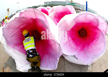 Peking, China. 19. Sep, 2014. Ein Arbeiter ordnet die Blumendekorationen um die bevorstehende Nationalfeiertag am 1. Oktober auf dem Tiananmen Square in Peking, Hauptstadt von China, 19. September 2014 zu begrüßen. Bildnachweis: Yin Gang/Xinhua/Alamy Live-Nachrichten Stockfoto