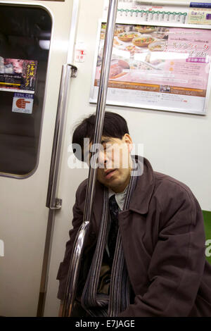 Japaner auf u-Bahn, müde asiatischen Geschäftsmann, Manager ein Nickerchen schlafen erschöpft. Kyoto, Japan, Asien Stockfoto