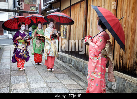 Japanische Frauen, weibliche Schönheit, Geishas, posiert für ein Foto, Gion Bereich, Kyoto, Japan, Asien. Traditionelle Geisha Make-up und Kleidung Stockfoto