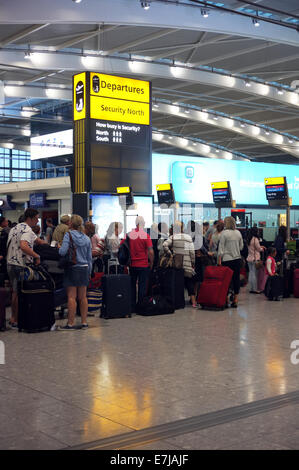 Menschen, die Warteschlangen am Flughafen Stockfoto