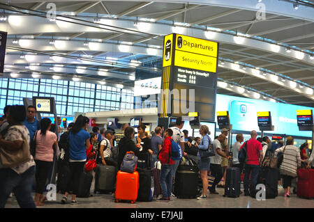 Reisende, die Warteschlangen am Flughafen Stockfoto