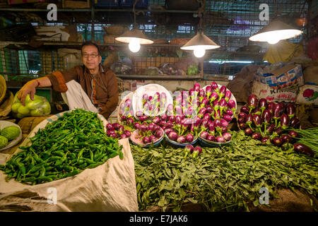 Mann, Verkauf von Gemüse auf einem Gemüsemarkt, Bhavnagar, Gujarat, Indien Stockfoto