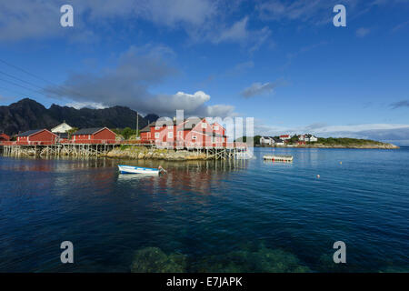 Rorbuer Fischerhütten mit einem kleinen Motorboot, Henningsvær, Lofoten, Nordland, Norwegen Stockfoto