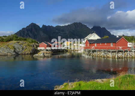 Siedlung mit Rorbuer Fischerhütten, Henningsvær, Lofoten, Nordland, Norwegen Stockfoto