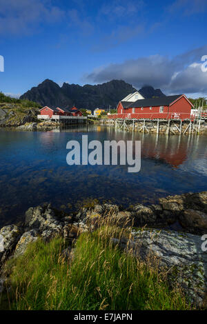 Siedlung mit Rorbuer Fischerhütten, Henningsvær, Lofoten, Nordland, Norwegen Stockfoto