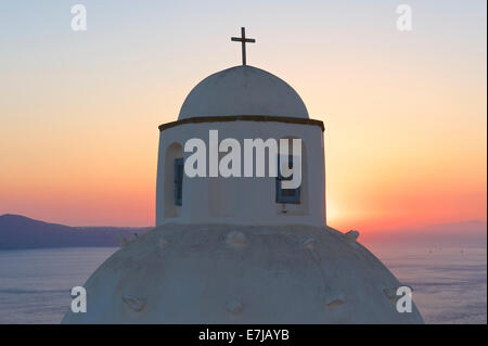 Kirche Dom bei Sonnenuntergang, Thira, Santorini, Kykladen, Griechenland Stockfoto