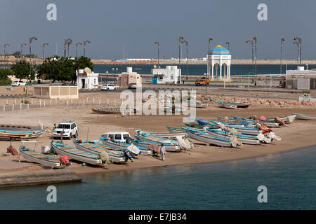 Fischerboote am Strand, in der Nähe von Sur, Ash Sharqiyah Provinz, Sultanat Oman, Arabische Halbinsel Stockfoto