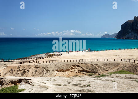 Blasloch am Strand von Al Mughsail, Salalah, Dhofar Region, Sultanat Oman, Arabische Halbinsel Stockfoto