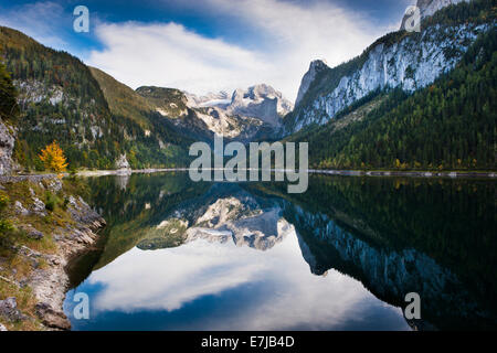 Vorderer Gosausee mit Reflexion von Hoher Dachstein, Dachsteingebirge, Gosau, Salzkammergut, Oberösterreich, Österreich Stockfoto