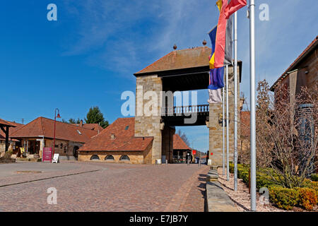 Europa, Deutschland, Rheinland-Pfalz, Schweigen-Rechtenbach, Weinstraße, deutscher Wein, Tor, Architektur, Bäume, Fahrzeuge, vesse Stockfoto