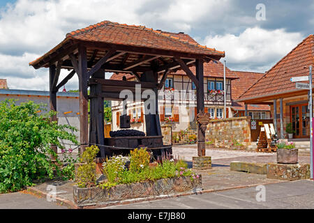 Europa, Deutschland, Rheinland-Pfalz, Schweigen-Rechtenbach, Weinstraße, deutscher Wein, Tor, Weinpresse, Architektur, Bäume, bui Stockfoto