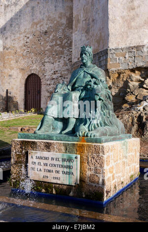 Castillo Guzman El Bueno, Sancho IV El Bravo Denkmal, Tarifa, Provinz Cádiz, Andalusien, Spanien Stockfoto