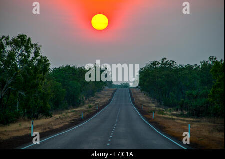 Sonnenuntergang über eine Straße, Kakadu-Nationalpark, Northern Territory, Australien Stockfoto