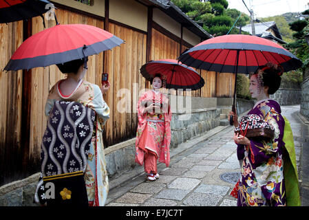 Japanische Frauen, weibliche Schönheit, Geishas, posiert für ein Foto, Gion Bereich, Kyoto, Japan, Asien. Traditionelle Geisha Make-up und Kleidung Stockfoto