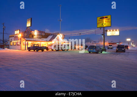 USA, USA, Amerika, Alaska, Far North, Interieur, Fairbanks, Restaurant, Nacht, Restaurants, Parkplätze, Americana, Hütte Stockfoto