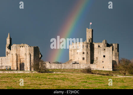 Regenbogen über Warkworth Castle, Warkworth, Northumberland, England, Vereinigtes Königreich Stockfoto