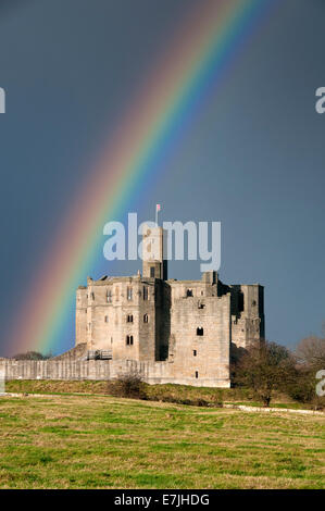 Regenbogen über Warkworth Castle, Warkworth, Northumberland, England, Vereinigtes Königreich Stockfoto