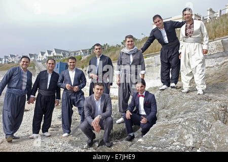 Gruppe der Sprecher Männer feiern ihren Freunden bevorstehenden Hochzeit ein Strand in Falmouth. Bräutigam ist der dritte von rechts stehend. Stockfoto