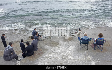 Kurdischer Männer Freunde bevorstehenden Hochzeit zu feiern. Urlauber auf der Suche von oben Stockfoto