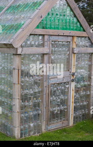 Gewächshaus aus recycelten Plastikflaschen hergestellt. Stockfoto