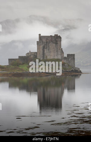 Eilean Donan Castle und nebligen Bergen, Schottland Stockfoto