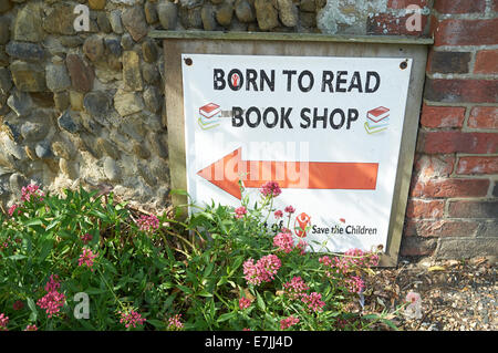 Speichern Sie die Kinder "Geboren, um zu lesen" Second-Hand Buchladen, Orford, Suffolk, UK. Stockfoto