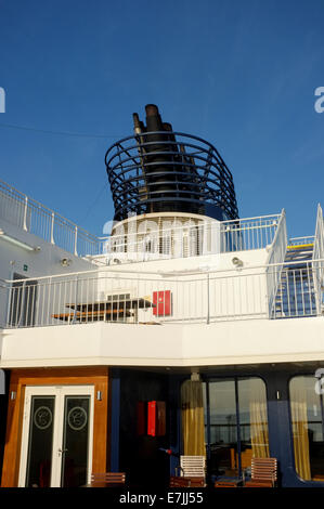 P & O Ferries stolz Frankreichs Trichter gesehen vom Club Lounge-deck Stockfoto