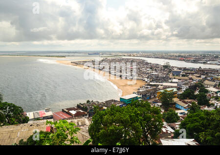 Luftaufnahme von West Point, die ärmsten Vorort der Stadt von Monrovia, Liberia, genommen von der Spitze der Ruinen von Ducor Hotel Stockfoto