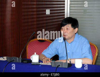 Peking, China. 19. Sep, 2014. Forscher Li Dexin führt Zaire Ebolavirus Real-Time PCR Diagnosekit auf einer Pressekonferenz in chinesischen Center für Disease Control and Prevention (CDC) in Peking, Hauptstadt von China, 19. September 2014. Chinesisch-Center for Disease Control and Prevention gab am Freitag bekannt, dass eine Diagnose-Kit für Ebolavirus erfolgreich entwickelt wurde und es bald in Sierra Leone angewendet werden würde. Bildnachweis: CDC/Xinhua/Alamy Live-Nachrichten Stockfoto