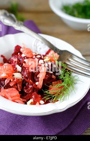 Salat mit rote Beete und Grüns, Essen Nahaufnahme Stockfoto