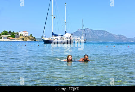 Paar, Schwimmen im Meer Stockfoto