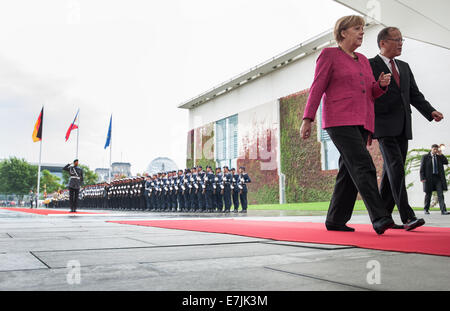 Berlin, Deutschland. 19. Sep, 2014. German chancellor Angela Merkel (R) begrüßt der philippinische Präsident Benigno Aquino III. mit militärischen Ehren außerhalb das Bundeskanzleramt in Berlin, Deutschland, 19. September 2014. Bildnachweis: Dpa picture Alliance/Alamy Live News Stockfoto