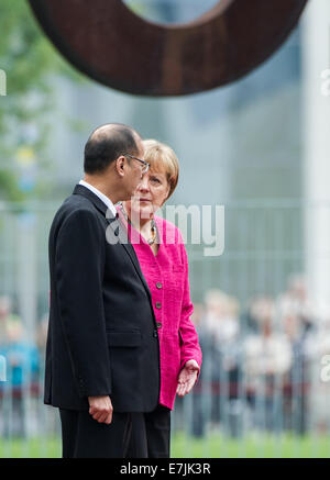 Berlin, Deutschland. 19. Sep, 2014. German chancellor Angela Merkel (R) begrüßt der philippinische Präsident Benigno Aquino III. mit militärischen Ehren außerhalb das Bundeskanzleramt in Berlin, Deutschland, 19. September 2014. Bildnachweis: Dpa picture Alliance/Alamy Live News Stockfoto