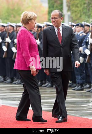 Berlin, Deutschland. 19. Sep, 2014. German chancellor Angela Merkel (R) begrüßt der philippinische Präsident Benigno Aquino III. mit militärischen Ehren außerhalb das Bundeskanzleramt in Berlin, Deutschland, 19. September 2014. Bildnachweis: Dpa picture Alliance/Alamy Live News Stockfoto