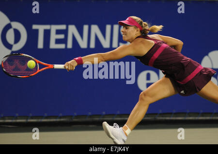 Tokio, Japan. 19. Sep, 2014. Angelique Kerber Deutschlands trifft eine Rückkehr zur Dominika Cibulkova der Slowakei in der dritten Vorrundenspiel bei den Toray Pan Pacific Open Turnier in Tokio, Japan, 19. September 2014. Bildnachweis: Stringer/Xinhua/Alamy Live-Nachrichten Stockfoto